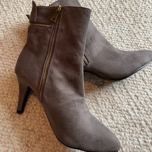 Bellini Gray Suede Gold Zip Detailed Boot NWOB - Picture 3 of 9